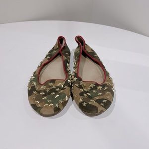 Ash flats size 38 camouflage with gold metal star accents ans red cord trim